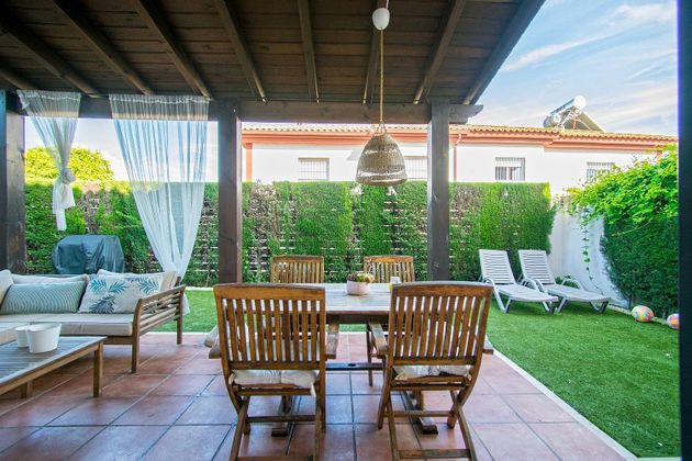 Foto 2 de Casa en venda a Castilleja de la Cuesta de 4 habitacions amb jardí i aire acondicionat