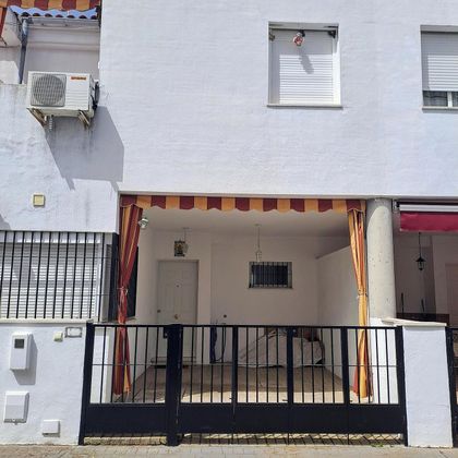 Foto 1 de Casa adossada en venda a Pedroso (El) de 3 habitacions amb terrassa i aire acondicionat