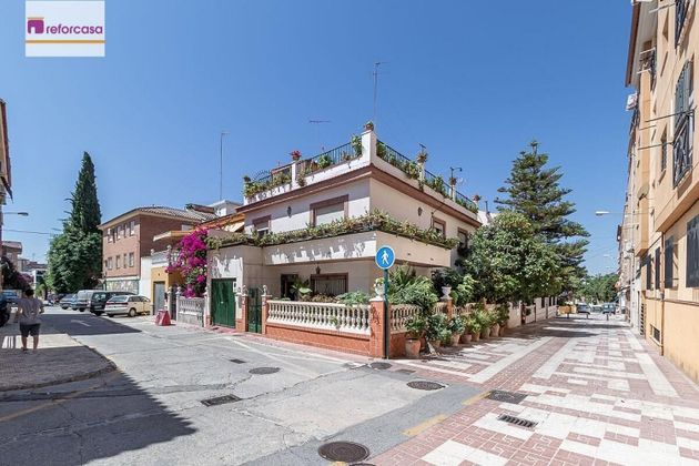 Foto 1 de Casa adossada en venda a calle Manolé de 4 habitacions amb terrassa i piscina