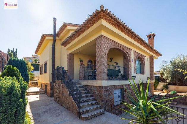 Foto 2 de Casa en venda a calle Del Moncayo de 5 habitacions amb terrassa i piscina