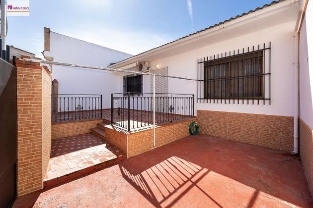 Foto 2 de Casa adossada en venda a calle Ruiseñor de 3 habitacions amb terrassa
