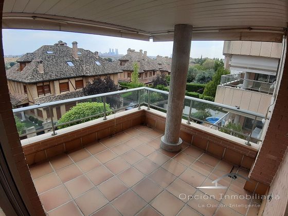 Foto 1 de Piso en alquiler en El Encinar de los Reyes de 3 habitaciones con terraza y piscina