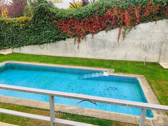 Foto 2 de Alquiler de casa adosada en El Soto de la Moraleja de 4 habitaciones con terraza y piscina