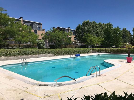 Foto 2 de Àtic en venda a El Encinar de los Reyes de 4 habitacions amb terrassa i piscina
