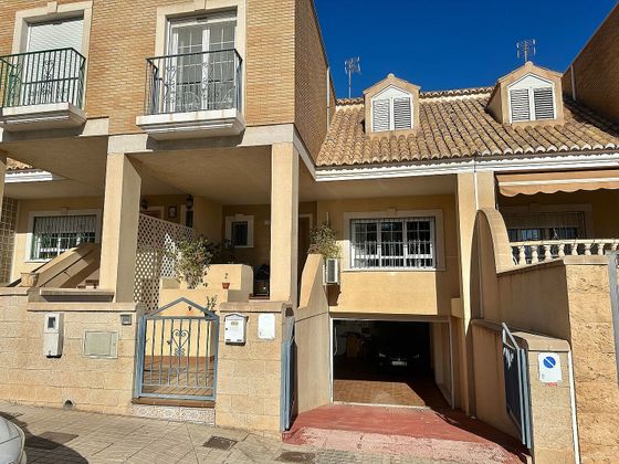 Foto 1 de Casa en venta en Huércal de Almería de 4 habitaciones con terraza y garaje