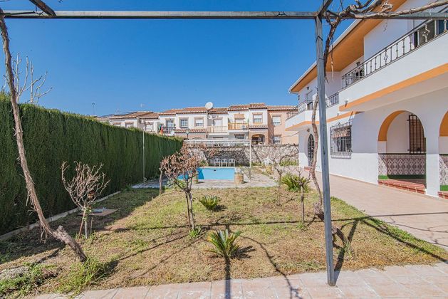 Foto 2 de Casa en venta en Huétor Vega de 5 habitaciones con terraza y piscina