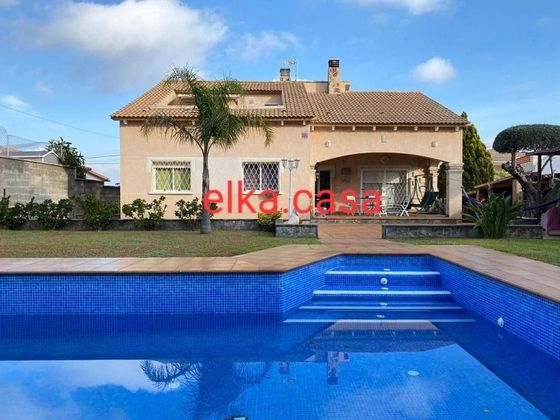 Foto 1 de Casa en venda a La Muntanyeta - La Franquesa de 4 habitacions amb terrassa i piscina