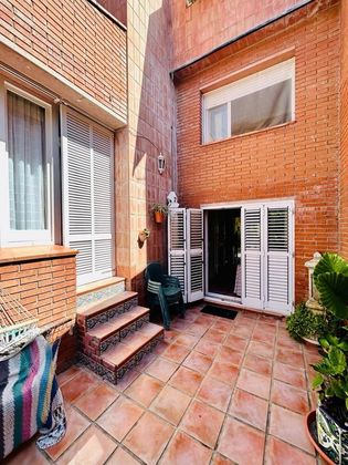 Foto 2 de Casa adossada en venda a Marianao de 6 habitacions amb terrassa i jardí