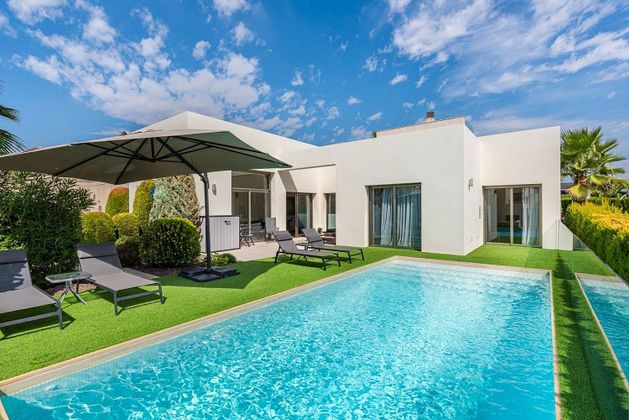 Foto 1 de Casa en venda a calle Rosalía de Castro de 3 habitacions amb terrassa i piscina