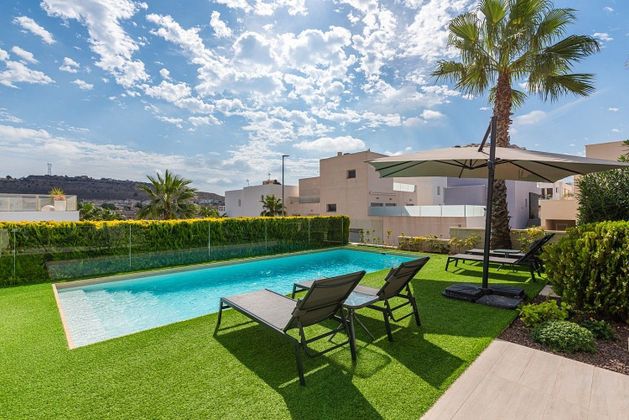 Foto 2 de Casa en venda a calle Rosalía de Castro de 3 habitacions amb terrassa i piscina