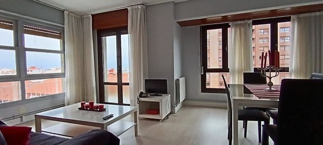 Foto 2 de Piso en venta en Santurtzi de 2 habitaciones con terraza y balcón