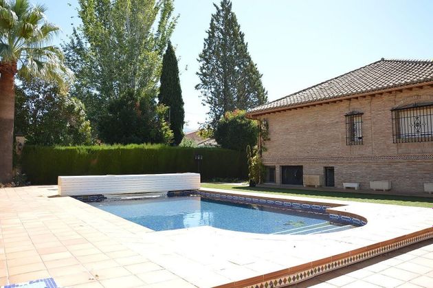 Foto 2 de Chalet en venta en Ogíjares de 4 habitaciones con piscina y jardín