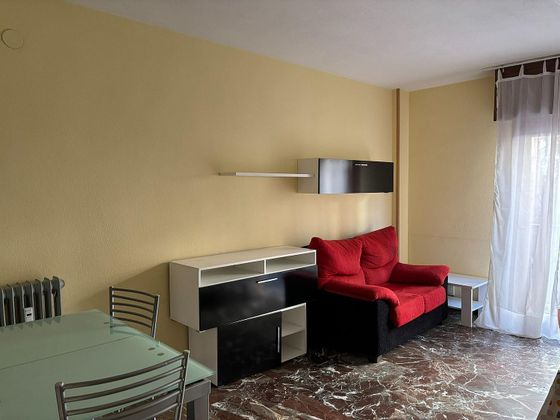Foto 2 de Estudio en alquiler en Centro - Sagrario con muebles y balcón