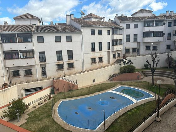 Foto 1 de Piso en alquiler en Bola de Oro - Serrallo de 4 habitaciones con terraza y piscina