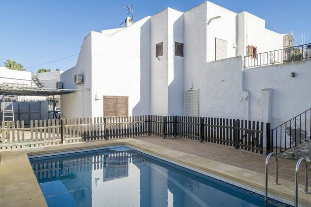 Foto 1 de Venta de chalet en calle Picasso de 4 habitaciones con terraza y piscina