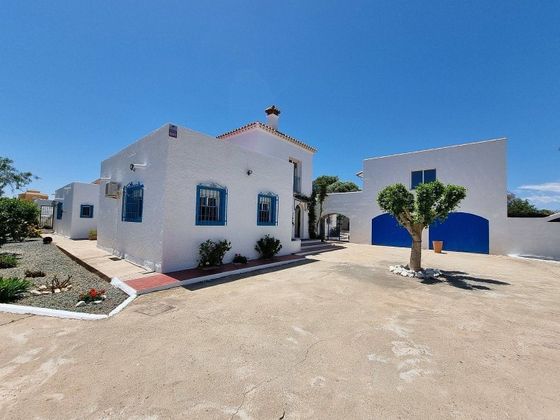 Foto 2 de Venta de chalet en calle Algarrobina de 4 habitaciones con terraza y piscina