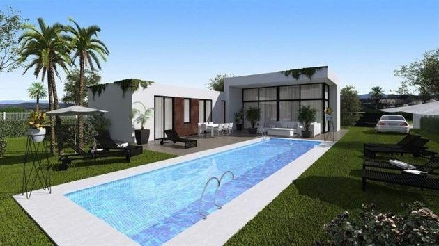 Foto 2 de Venta de chalet en calle Río Guadalquivir de 3 habitaciones con terraza y piscina