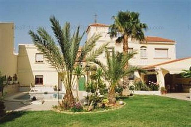 Foto 1 de Casa en venda a calle Castaño de 5 habitacions amb terrassa i piscina