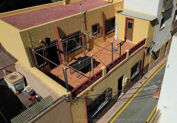 Foto 2 de Casa en venda a calle Calderón de 4 habitacions amb terrassa i balcó