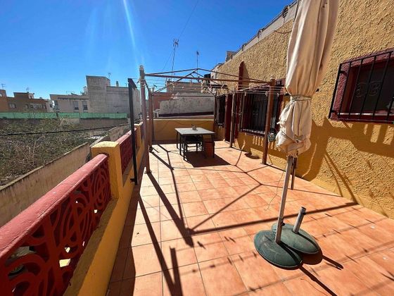 Foto 1 de Casa en venda a calle Calderón de 4 habitacions amb terrassa i balcó
