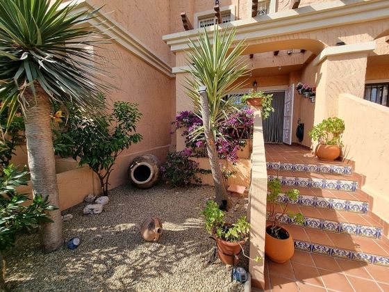 Foto 2 de Casa adossada en venda a calle Sierra Nevada de 3 habitacions amb terrassa i piscina