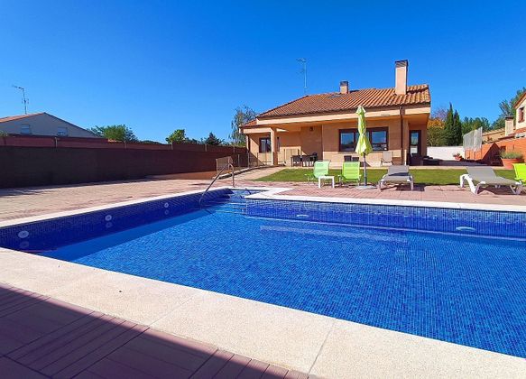 Foto 2 de Xalet en venda a Villamayor de 4 habitacions amb terrassa i piscina