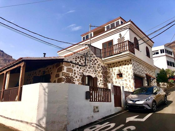 Foto 1 de Casa adossada en venda a San Bartolomé de Tirajana interior de 4 habitacions amb terrassa i garatge