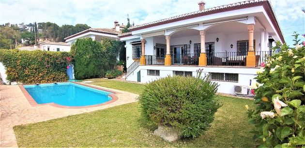 Foto 2 de Venta de chalet en La Herradura de 5 habitaciones con terraza y piscina