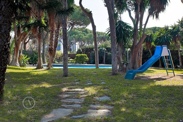Foto 2 de Chalet en venta en Gavà Mar de 5 habitaciones con terraza y piscina