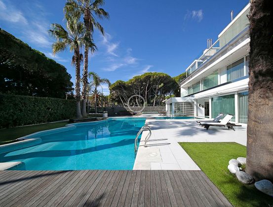 Foto 1 de Xalet en venda a La Pineda de 7 habitacions amb terrassa i piscina