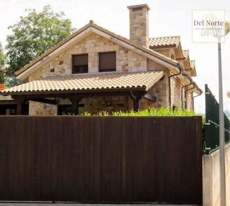Foto 2 de Casa en venta en Oruña de 4 habitaciones con terraza y garaje
