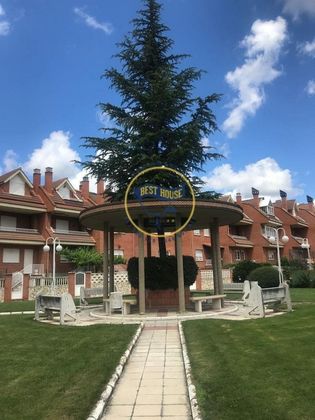 Foto 1 de Casa en venda a Trobajo del Camino de 4 habitacions amb terrassa i piscina