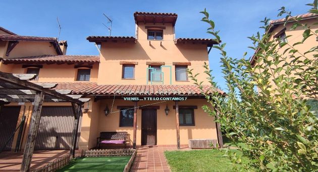 Foto 1 de Casa adossada en venda a Villadangos del Páramo de 4 habitacions amb terrassa i garatge
