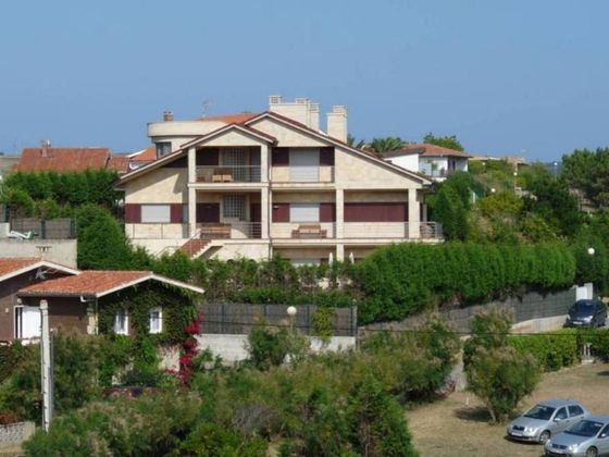 Foto 1 de Casa en venta en Verdicio - Bañugues - Cabo Peña de 5 habitaciones con terraza y piscina