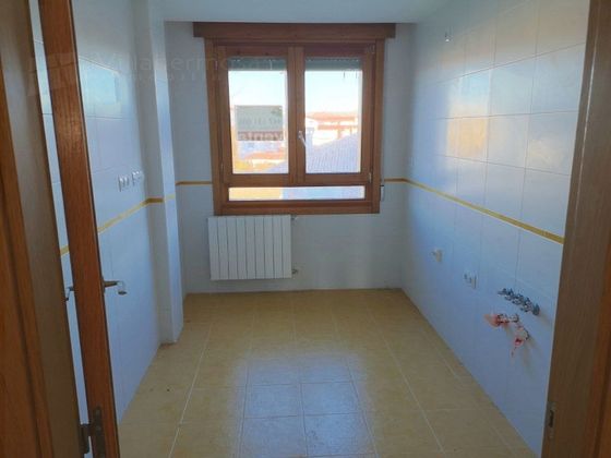 Foto 2 de Pis en venda a calle Merindad de Cuesta Urria de 3 habitacions amb garatge i balcó