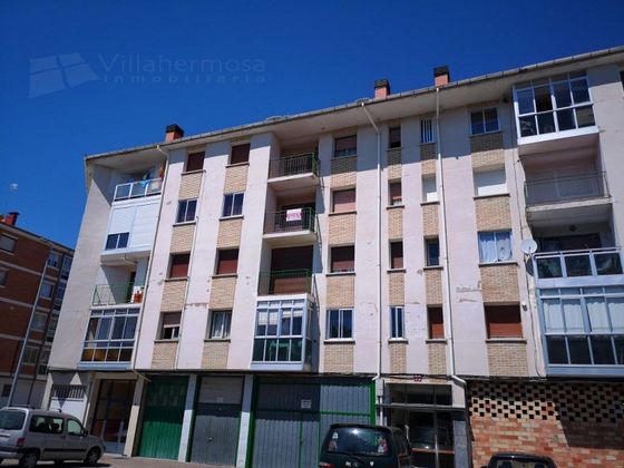 Foto 1 de Venta de piso en Villarcayo de Merindad de Castilla la Vieja de 3 habitaciones con balcón