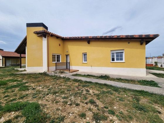 Foto 1 de Casa en venda a paseo Terreno Plan Campo Aviacion de 3 habitacions amb garatge