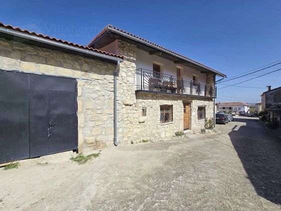 Foto 2 de Venta de casa rural en Villarcayo de Merindad de Castilla la Vieja de 5 habitaciones con garaje y balcón