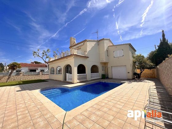 Foto 1 de Venta de chalet en Vilafortuny - Cap de Sant Pere de 6 habitaciones con terraza y piscina