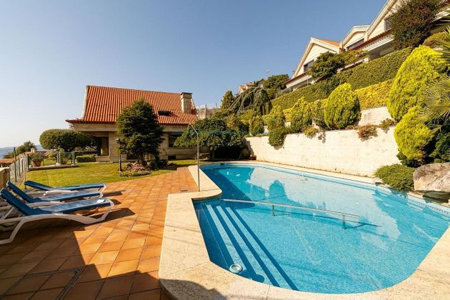Foto 1 de Casa en venta en Coruxo - Oia - Saiáns de 5 habitaciones con terraza y piscina