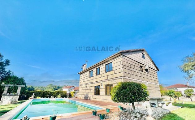 Foto 2 de Chalet en venta en Tui de 4 habitaciones con terraza y piscina