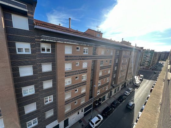 Foto 2 de Pis en venda a calle Ciudad de Vierzón de 3 habitacions amb terrassa i garatge
