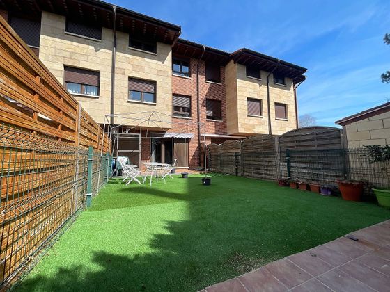 Foto 1 de Casa adossada en venda a calle Pilar Miró de 4 habitacions amb terrassa i garatge