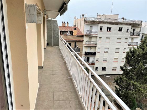 Foto 2 de Venta de piso en calle Josep Anselm Clave de 4 habitaciones con terraza y balcón