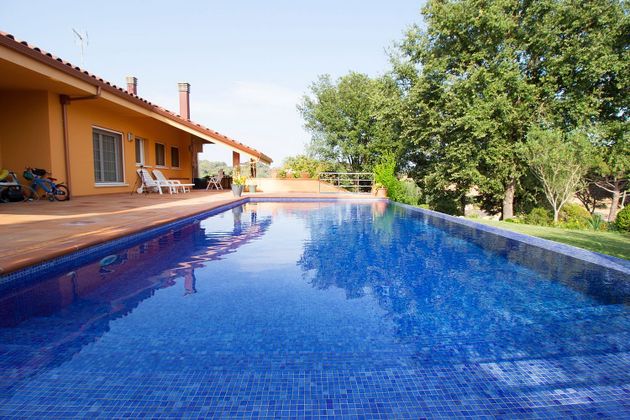 Foto 2 de Venta de chalet en Llinars del Valles de 6 habitaciones con terraza y piscina