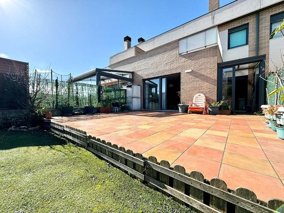 Foto 1 de Casa en venda a Salburua de 4 habitacions amb terrassa i garatge