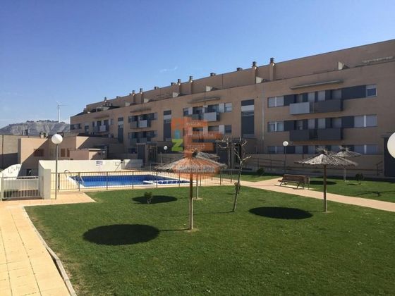 Foto 2 de Ático en venta en Cadrete de 3 habitaciones con terraza y piscina