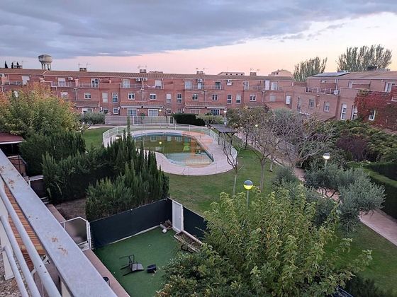 Foto 2 de Venta de casa en Villanueva de Gállego de 4 habitaciones con terraza y piscina