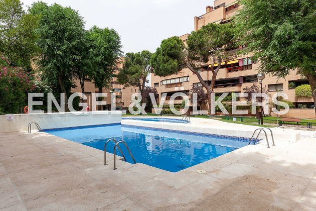 Foto 1 de Venta de piso en Piovera - Conde Orgaz de 5 habitaciones con terraza y piscina