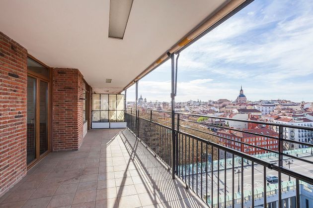 Foto 2 de Àtic en venda a Palacio de 5 habitacions amb terrassa i garatge